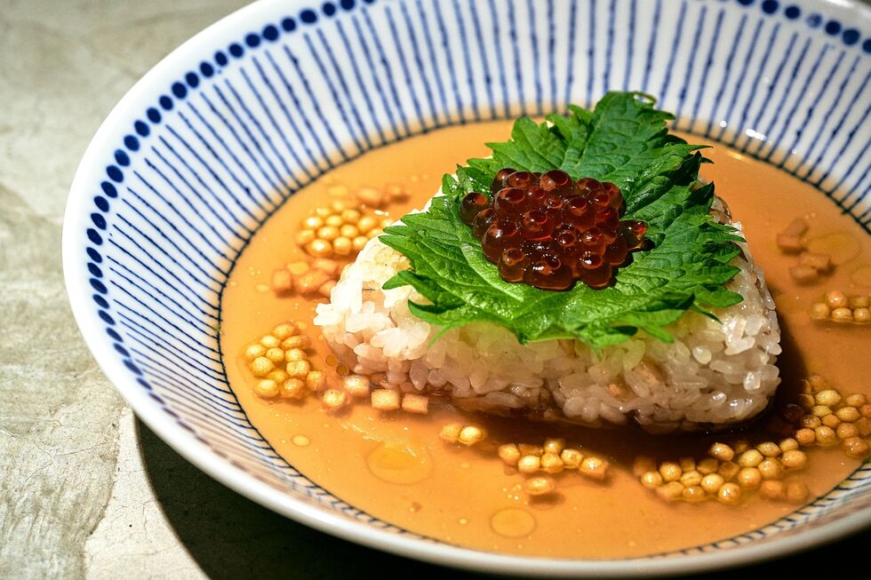 Arroz grelhado, umeboshi e dashi de chá, um dos pratos do Ryoshi