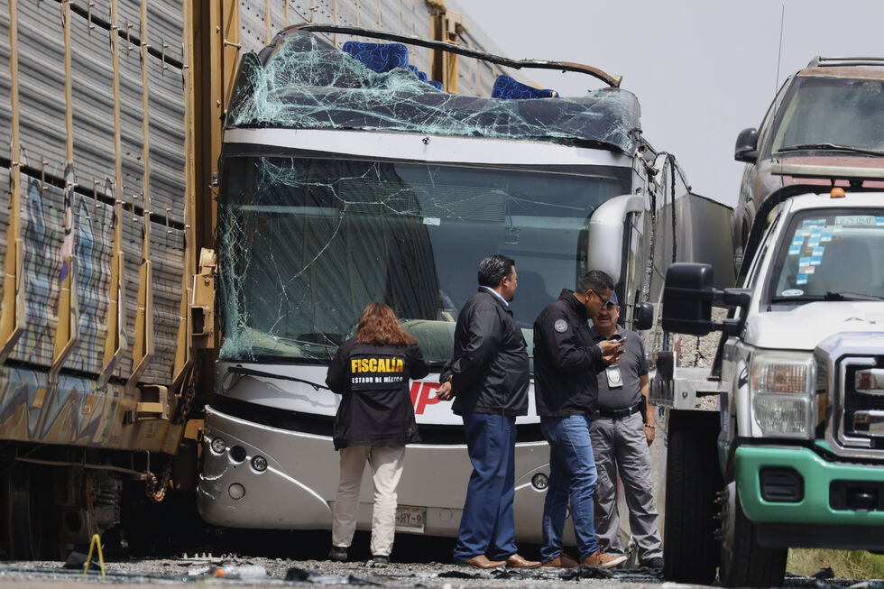 Colisão entre comboio e autocarro em Atlacomulco, México, causa mortos e feridos