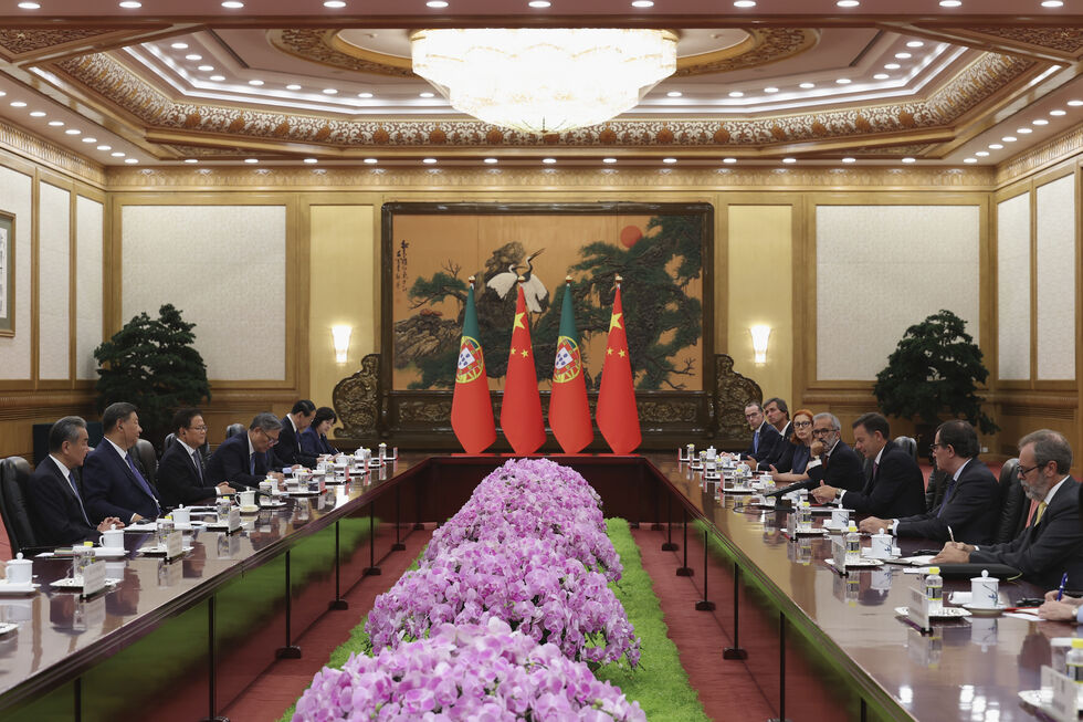 Xi Jinping elogia papel de Guterres, Durão Barroso e Costa. Luís Montenegro visita Pequim e Macau