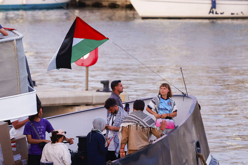 Ativistas da Flotilha Global Sumud seguem para Gaza num barco com bandeira palestiniana