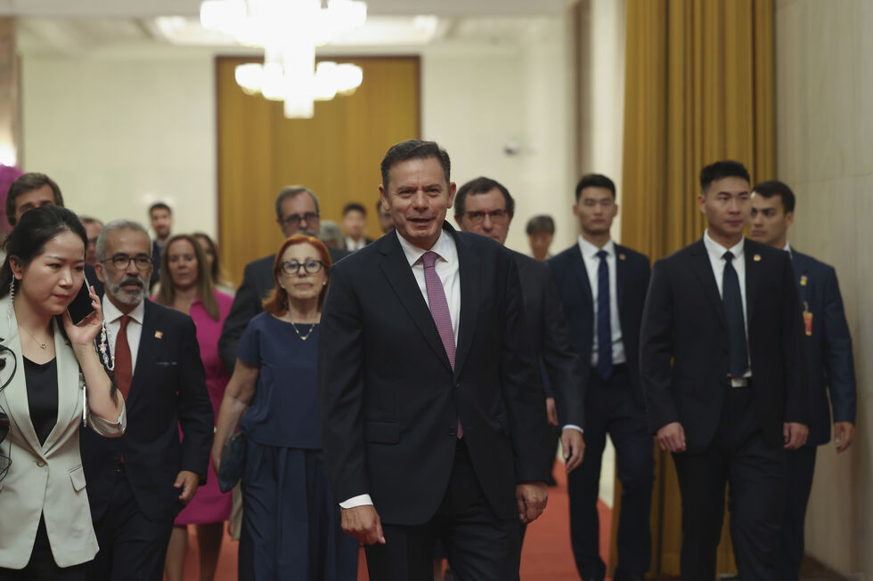 Montenegro, em Pequim, procura informações sobre flotilha com portugueses que se dirige a Gaza