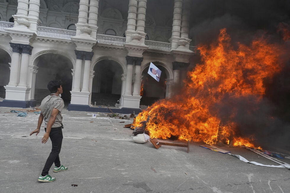 Protestos no Nepal: manifestantes incendeiam o parlamento em Katmandu