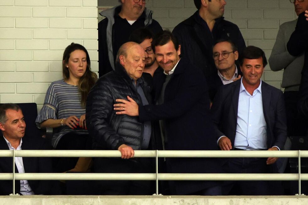 Uma semana após as eleições, Pinto da Costa e Villas-Boas cumprimentam-se durante jogo de voleibol