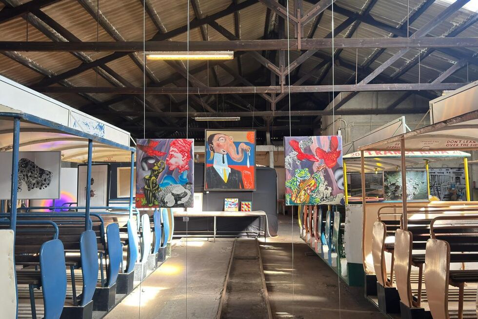 A exposição e venda solidária é promovida pela Associação dos Amigos do Transpraia