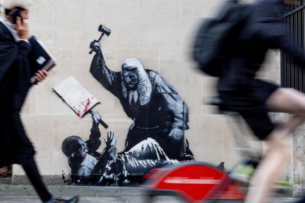 Mural de Banksy removido do Palácio da Justiça em Londres 