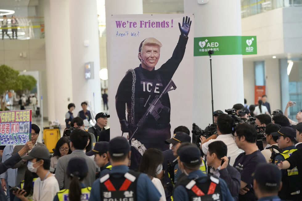 Protesto com imagem satírica de Trump critica detenções de sul-coreanos nos EUA