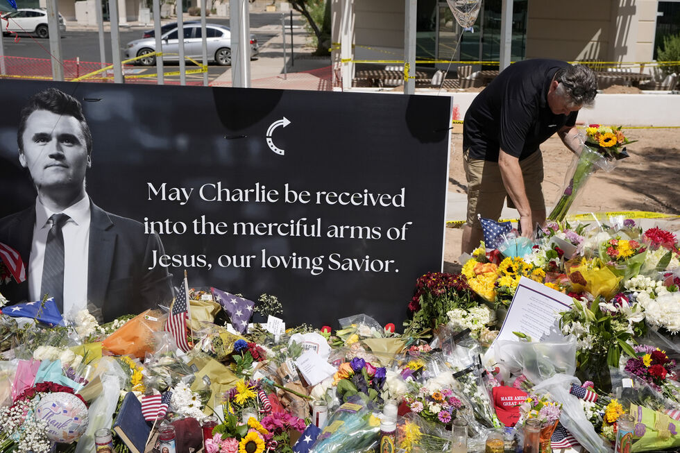 Homenagem a Charlie Kirk com flores e mensagens