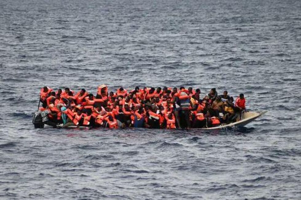 Barco com migrantes 