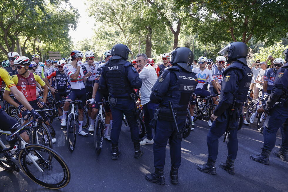Protestos pró-Palestina interrompem a Vuelta, com polícia a garantir a segurança