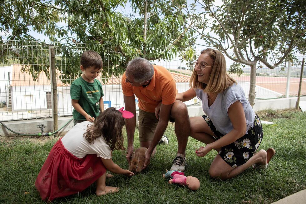Municípios investem em apoio familiar: água, habitação e doação de bens