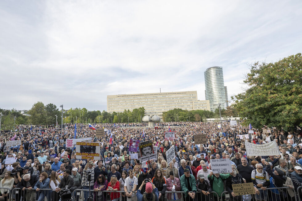 Protesto contra o governo na Eslováquia com cartazes e bandeiras