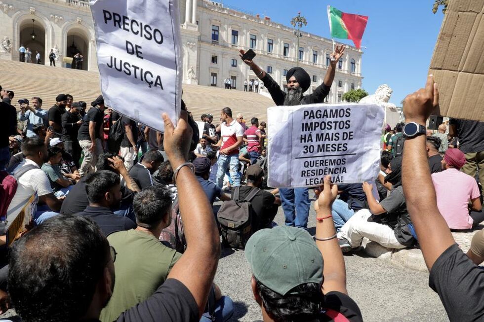 Imigrantes concentram-se em frente ao parlamento 