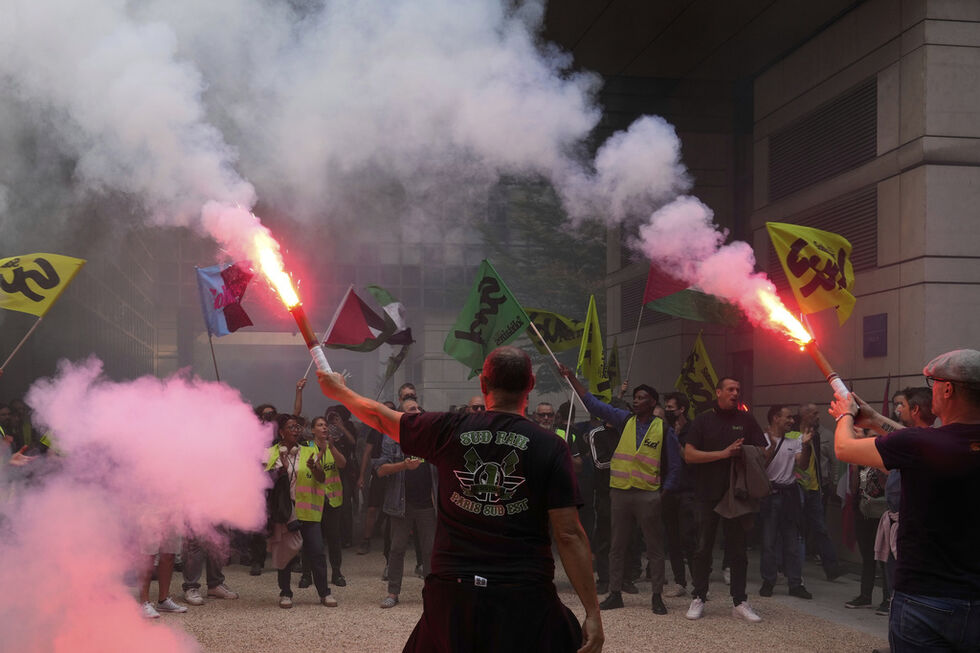 Protesto em França contra as políticas do governo reuniu milhares de pessoas