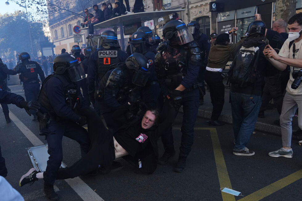 Protestos em França resultam em detenções e feridos devido a medidas de austeridade