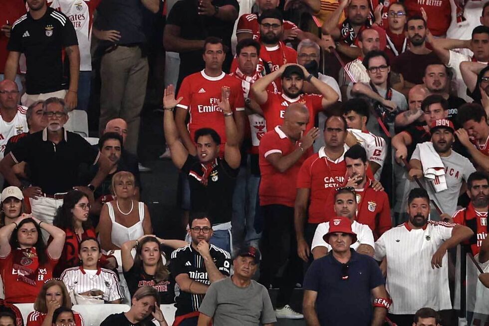 Adeptos do Benfica descontentes durante o jogo com o Santa Clara