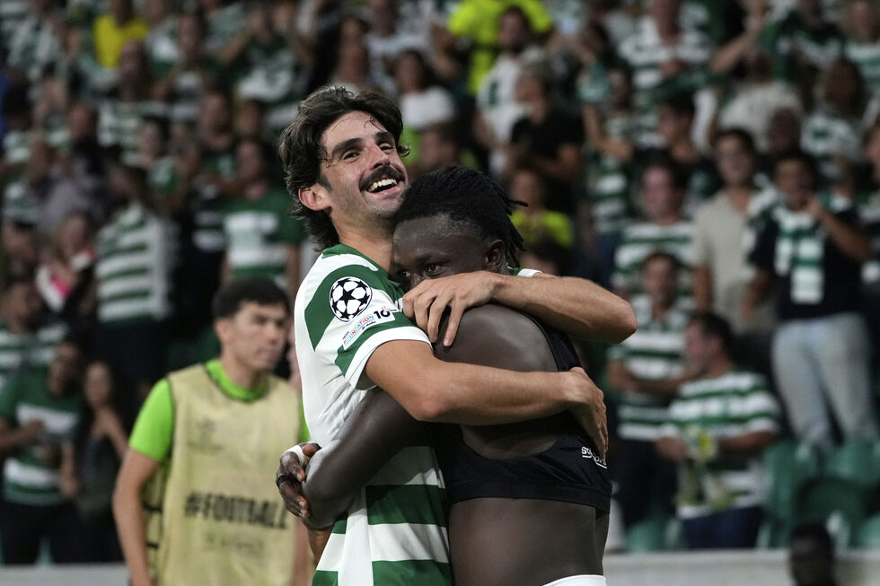 Jogadores do Sporting festejam golo frente ao Kairat Almaty em Alvalade