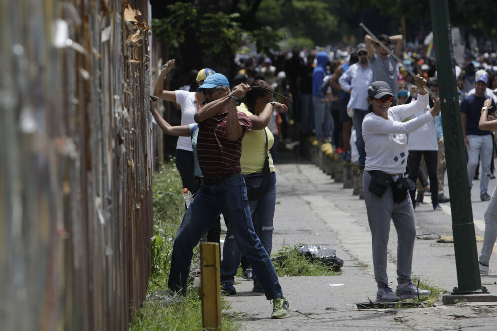 Manifestantes protestam em marcha marítima na Venezuela