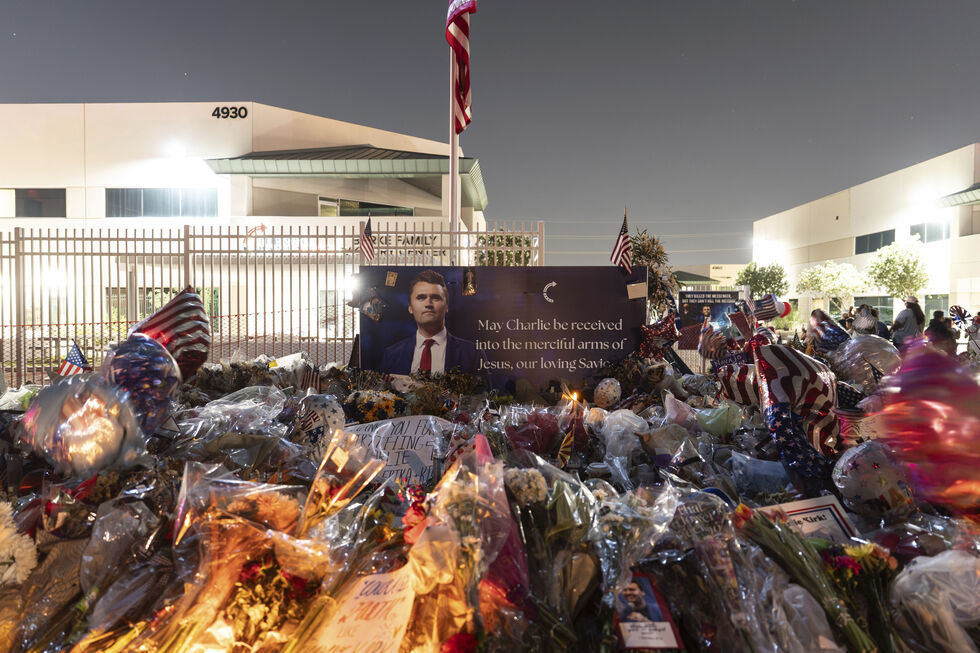 Homenagem a Charlie Kirk com flores e mensagens de apoio