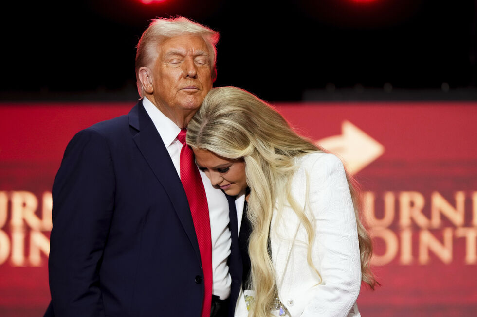 Trump e Erika Kirk em homenagem 