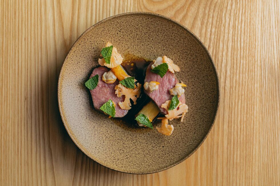 O porco alentejano Laborela, acompanhado de batata mil-folhas, berbigão galego e couve-flor (€24), do Broto