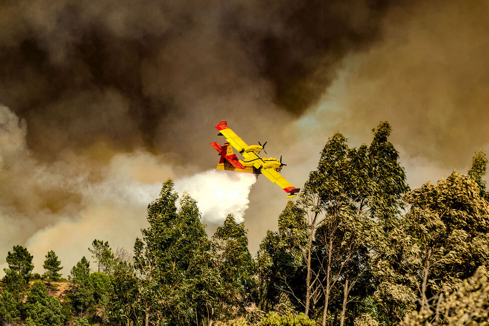 Avião combate incêndio em Lagos e Aljezur, no Algarve