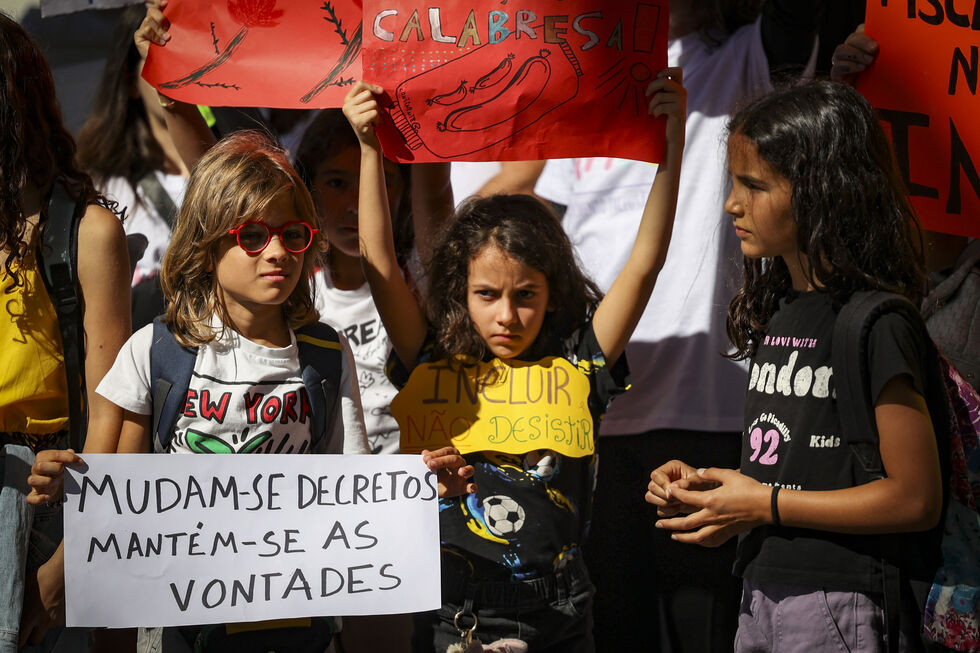 Famílias protestam por mais apoio a alunos com dificuldades educativas