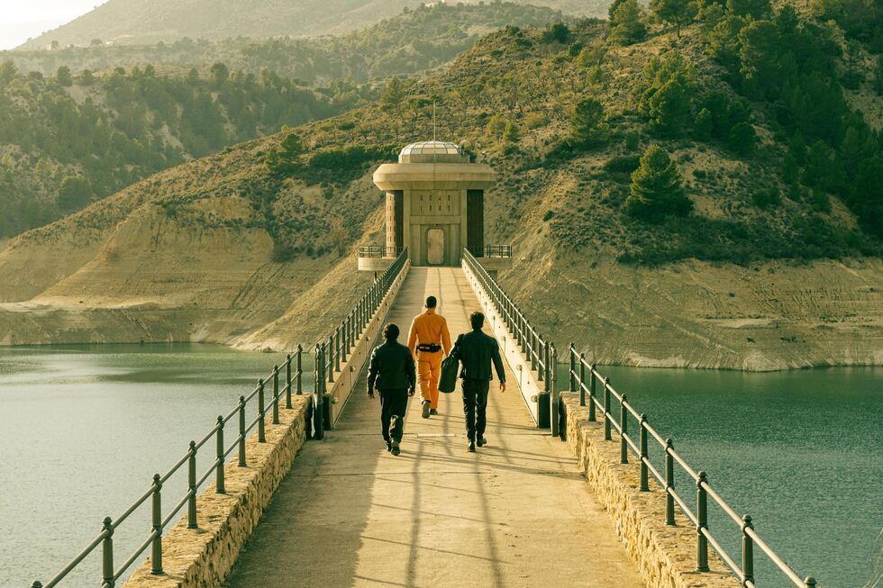 Os atores Miren Ibarguren, Joaquín Furriel e Montse Guallar fazem parte do elenco