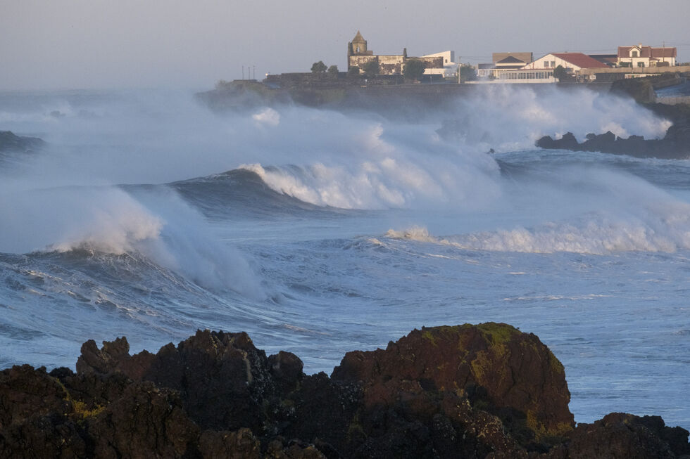 Ondas fortes nos Açores após a tempestade, com realojamento de 16 pessoas