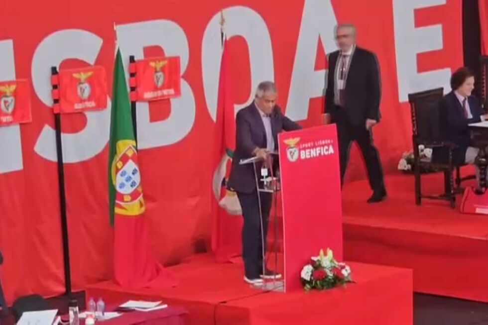 AG do Benfica suspensa após sócios impedirem Luís Filipe Vieira de falar