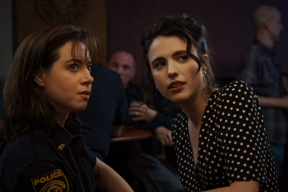 As atrizes Margaret Qualley   (A Substância), à direita, e Aubrey Plaza (Meu Eu do Futuro), à esquerda, em Honey Don’t