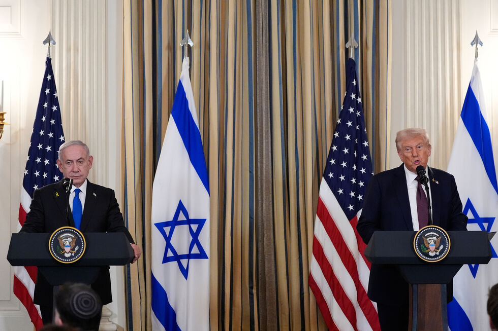 Trump e Netanyahu discursam lado a lado, junto das bandeiras dos EUA e de Israel