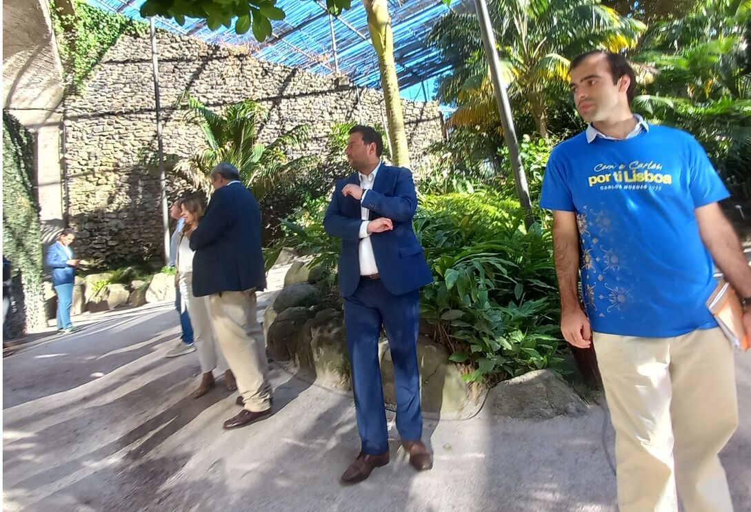 Alberto Soares (ao centro) na Estufa Fria, onde chegou a apresentar-se como "o motorista do presidente"