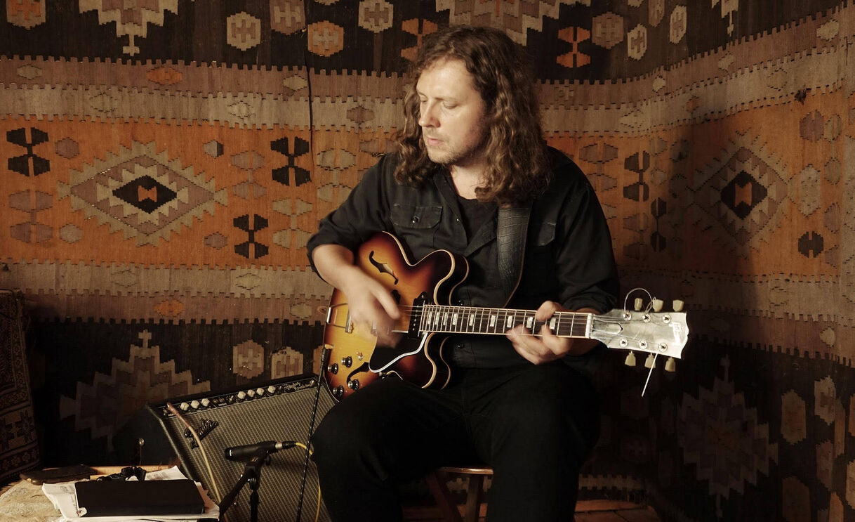 O guitarrista Raphael Roginski atua em Braga este fim de semana