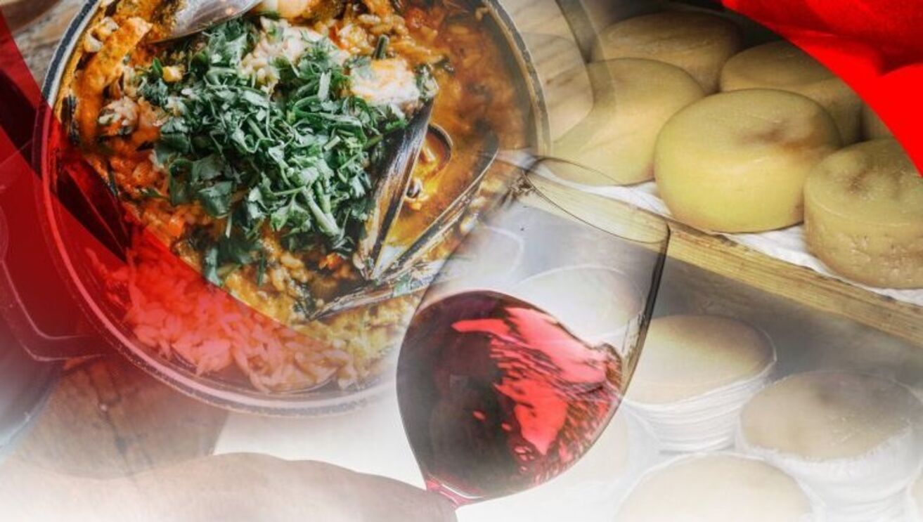 Uma refeição com arroz, marisco, vinho e queijo para degustar
