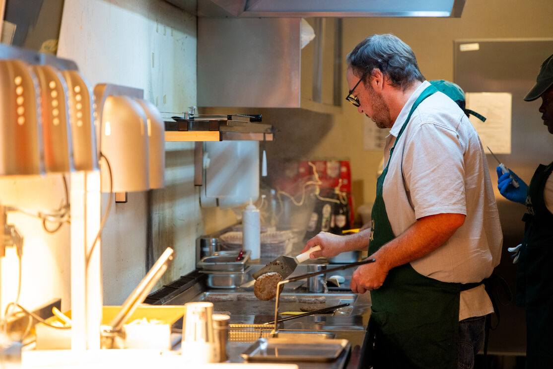 Chef Rodrigo Castelo confeciona hambúrguer de pato no Quack Shack, em Lisboa