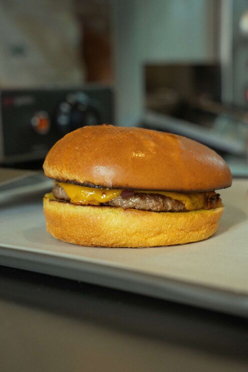 Hambúrguer de pato do Quack Shack, novo projeto do chef Rodrigo Castelo em Lisboa