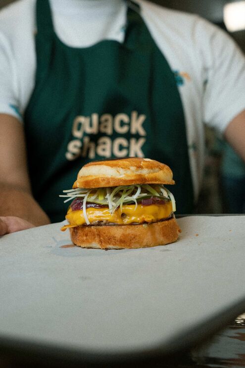 Quack Shack apresenta hambúrguer ousado de pato, inovação do chef Rodrigo Castelo em Alvalade, Lisboa
