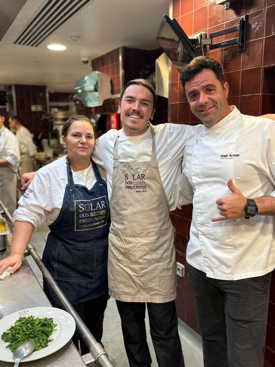 As bifanas de Fernando, ao centro, foram desenvolvidas com a ajuda da equipa do Solar dos Presuntos