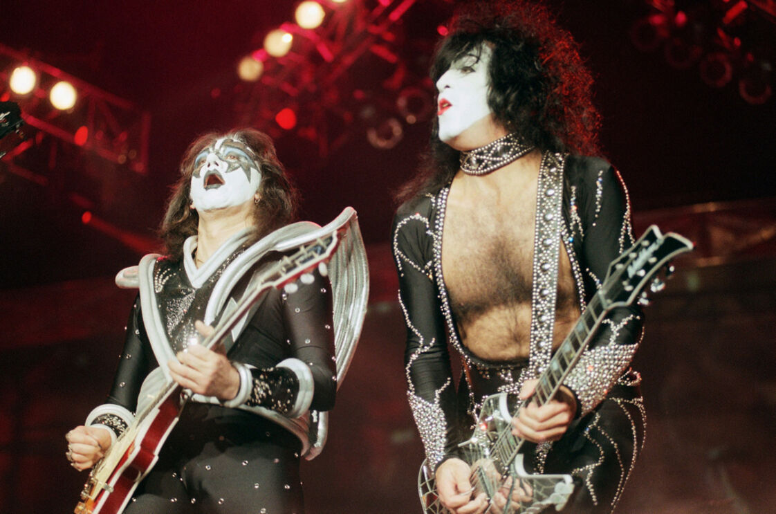 Ace Frehley, guitarrista dos Kiss, recordado em palco