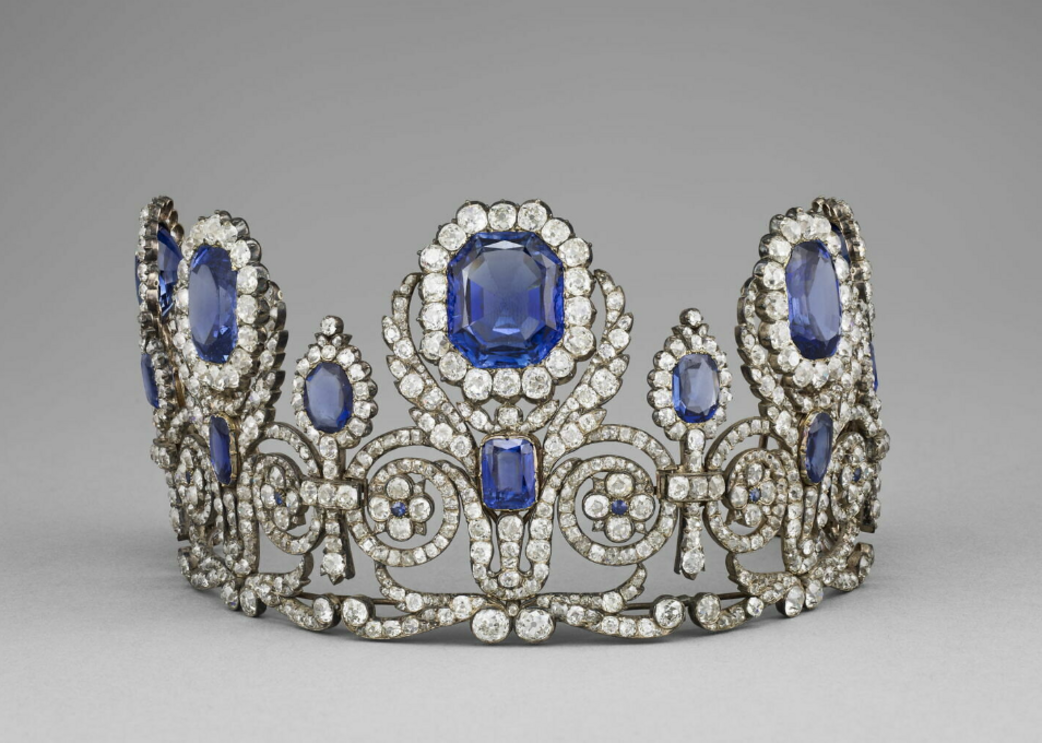 Coroa com safiras e diamantes em exibição