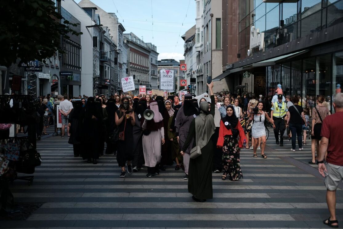 As mulheres muçulmanas na Dinamarca protestaram quando o governo proibiu a burca e o niqab em 2018 
