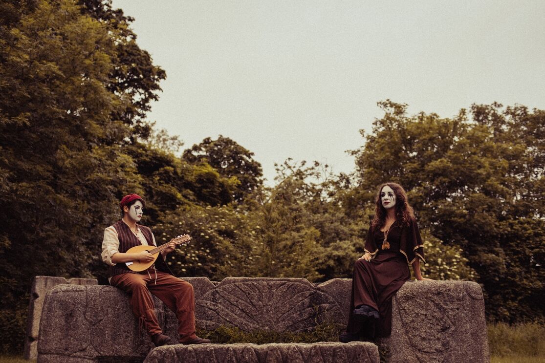 Rebecca Biscuit e Louise Mothersole levam a Lisboa o seu espetáculo 'Or What's Left of Us', uma criação sobre o luto, a morte e a força regeneradora da música folk
