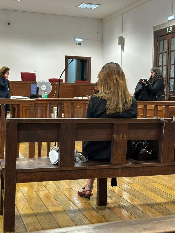 Joana Ramirez na última sessão de julgamento com a máscara de gás ao lado