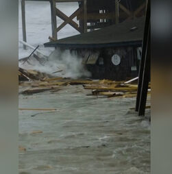 Casas desmoronam-se em pleno oceano na Carolina do Norte devido às tempestades