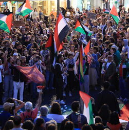 Mais de mil pessoas protestam e bloqueiam ruas no Porto pela Palestina