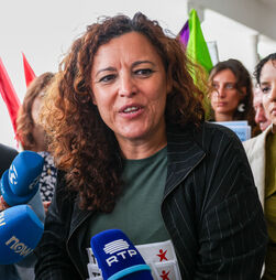 Embaixadora de Portugal em Israel a caminho do centro onde estão detidos os portugueses