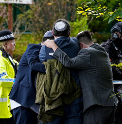 Uma das vítimas mortais do ataque a sinagoga em Manchester foi atingida acidentalmente pela polícia 