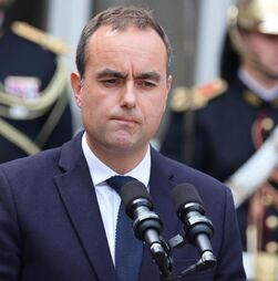 Primeiro-ministro francês demite-se ao fim de 27 dias