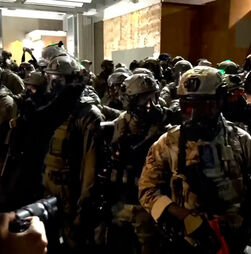 Manifestantes protestam em frente às instalações do ICE em Portland    