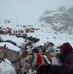 Centenas de pessoas presas no Monte Evereste devido a tempestade de neve  